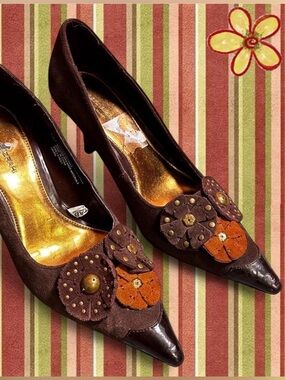 Y2K Chocolate Brown Suede Pointy Toe Kitten Heels Floral Stud Accent Whimsical